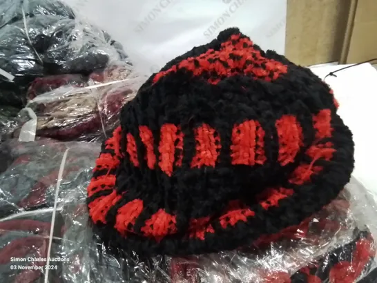 LOT CONTAINING LARGE AMOUNT OF BAGGED WOOLEN HATS IN VARIOUS COLOURS AND DESIGNS 