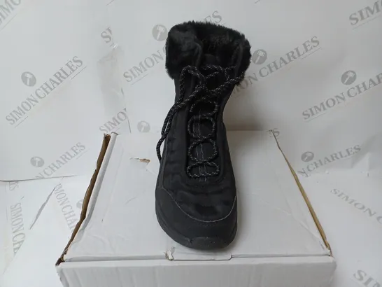 PAIR OF SKECHERS D'LUX WALKER BOOTS IN BLACK - UK SIZE 4.5