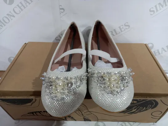 BOXED PAIR OF DESIGNER DECORATED OVERSTRAP SHOES IN WHITE - EU 32