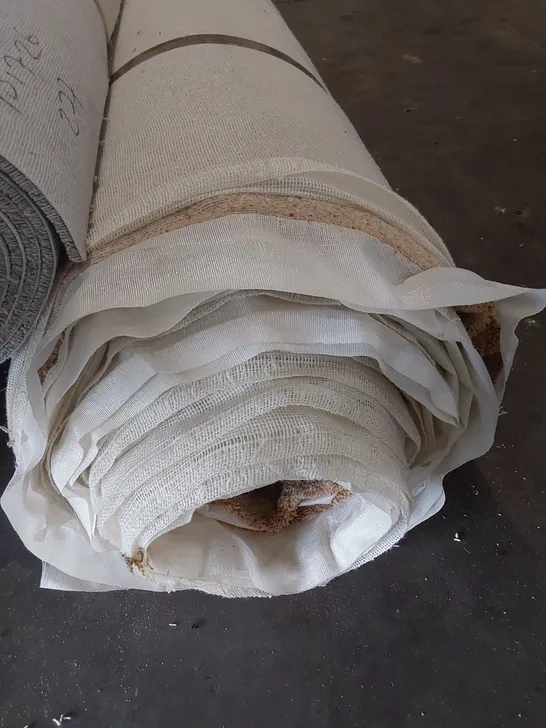 ROLL OF QUALITY DIM BERBER SEVERN ESTUARY CARPET // SIZE: APPROX 4 X 17.95m