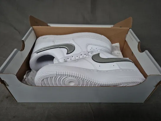 BOXED PAIR OF NIKE WOMEN'S AIR FORCE 1 '07 ESS SHOES IN WHITE/METALLIC SILVER UK SIZE 5.5