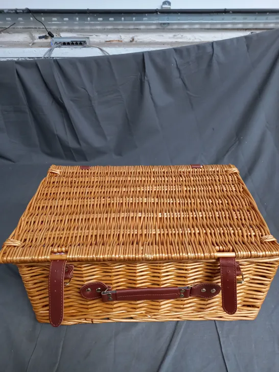 BOXED PICNIC BASKET SET IN BROWN/GINGHAM