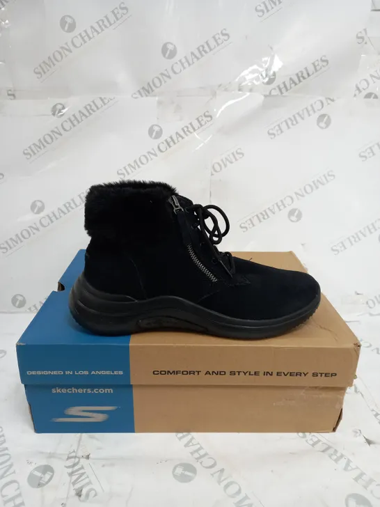 SKECHERS ON-THE-GO MIDTOWN GOODNATURED SUEDE LACE UP CHUGGA BOOT - BLACK - UK 5.5