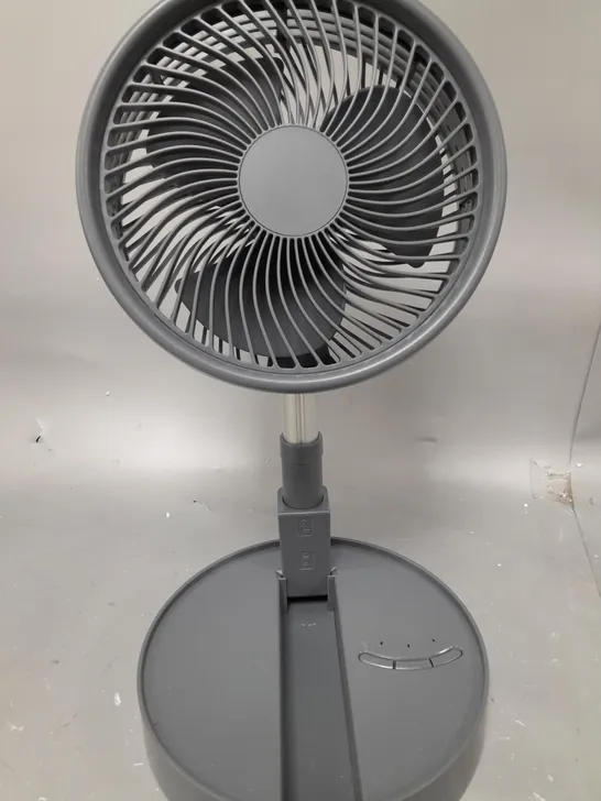 BOXED BELL & HOWELL RECHARGEABLE EXTENDABLE DESK & FLOOR FAN IN GREY