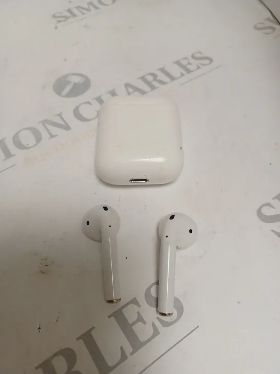 APPLE AIRPODS IN WHITE WITH CHARGING CASE 