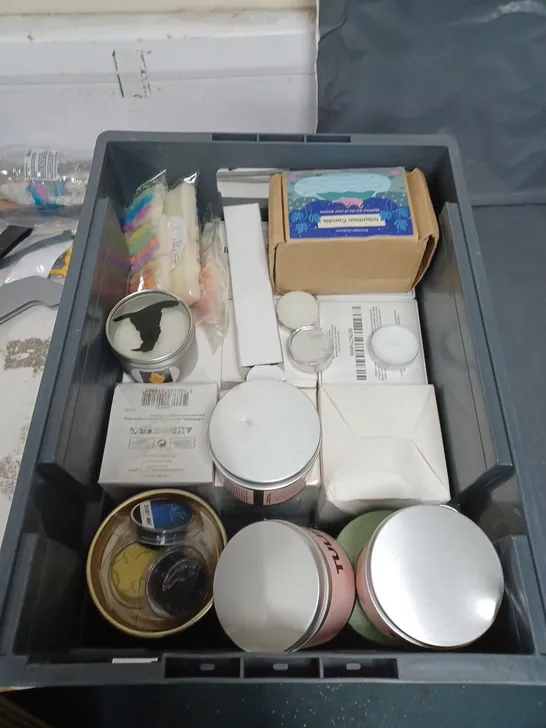 BOX OF APPROXIMATELY 15 ASSORTED HOUSEHOLD ITEMS TO INCLUDE LIGHT BULBS, WAX MELTS AND SCENTED CANDLE