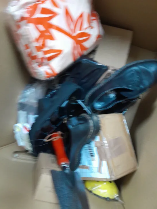 BOX OF APPROX 10 ASSORTED ITEMS TO INCLUDE - TRETORN SHOES, STORAGE BAGS, LIGHTS ETC