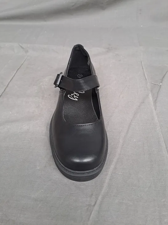 BOX OF APPROXIMATLY 10 BLACK LILLEY SHOE IN VARIOUS SIZES 