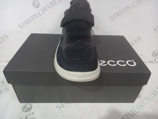 BOXED PAIR OF ECCO SHOES IN NAVY EU SIZE 37