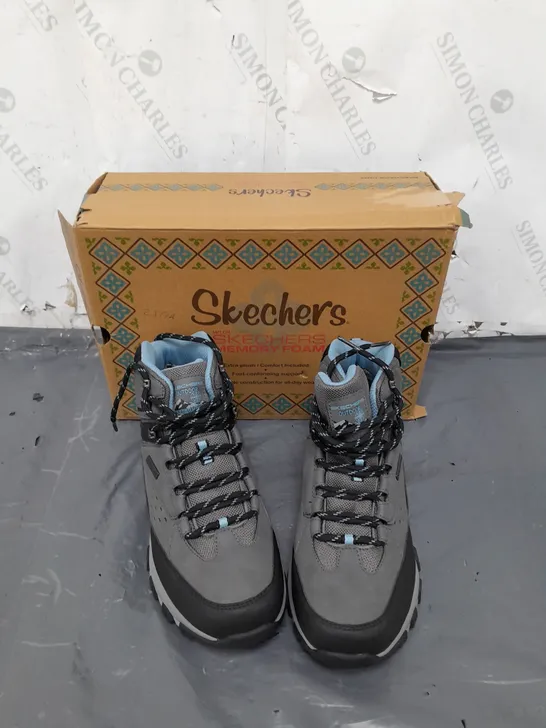 SKETCHERS MEMORY FOAM SIZE 6 GREY/BLUE WALKING BOOTS 