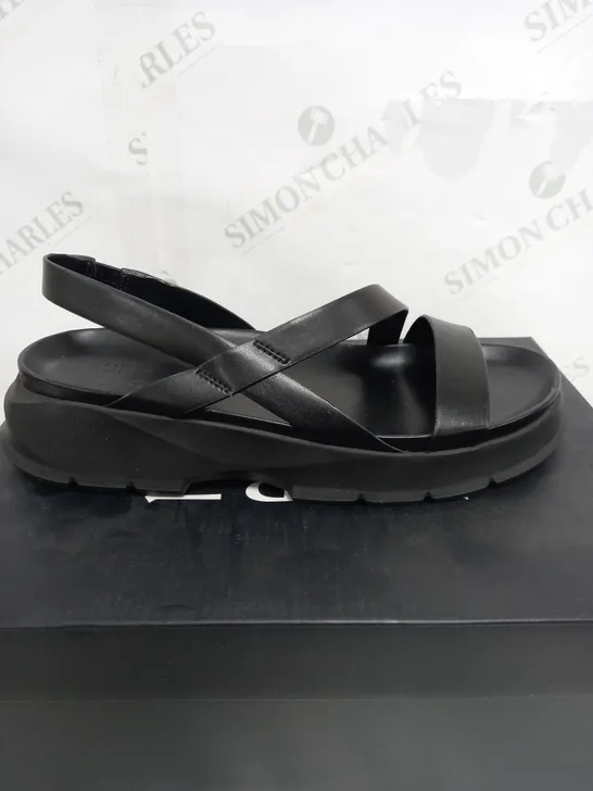 BOXED PAIR OF NATURALIZER SANDALS BLACK LEATHER - SIZE 7