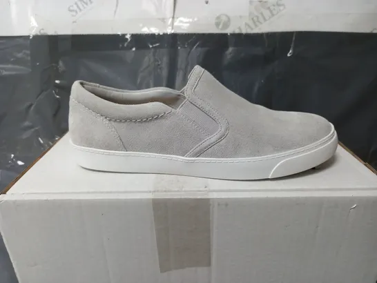 BOXED PAIR OF CLARKS LIGHT GREY PUMPS TRAINERS - SIZE 6