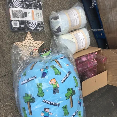 PALLET OF APPROXIMATELY 20 ASSORTED ITEMS TO INCLUDE; MINECRAFT BEAN BAG, GLOW IN THE DARK FLEECE, MICKEY HEAD DECAL MUGS ETC