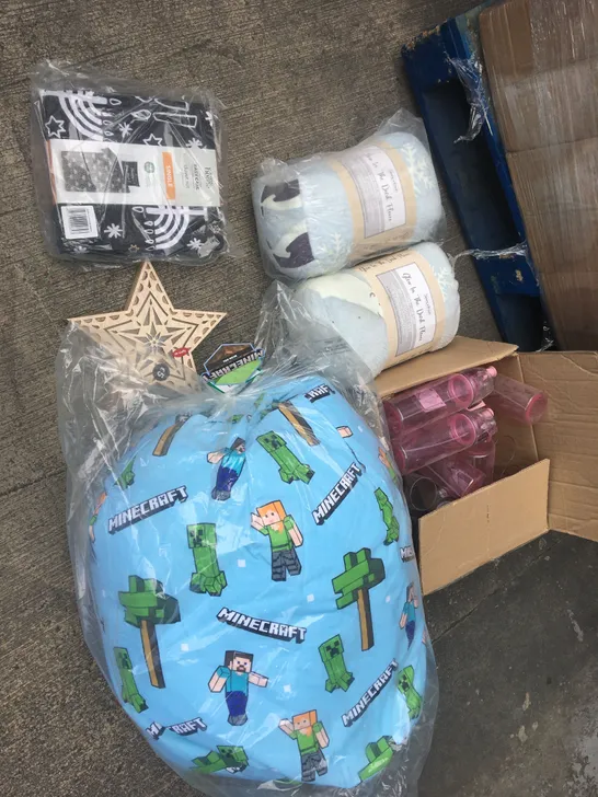 PALLET OF APPROXIMATELY 20 ASSORTED ITEMS TO INCLUDE; MINECRAFT BEAN BAG, GLOW IN THE DARK FLEECE, MICKEY HEAD DECAL MUGS ETC