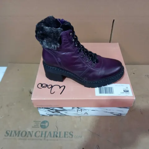 BOXED PAIR OF MODA IN PELLE PURPLE BOOTS- SIZE 37