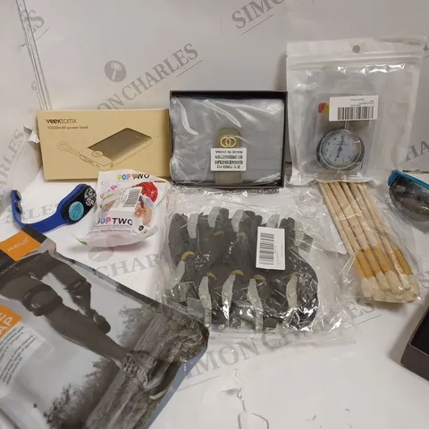 BOX OF APPROXIMATELY 10 ASSORTED ITEMS TO INCLUDE PAINT BRUSHES, POWER BANK. KNEE STRAP ETC