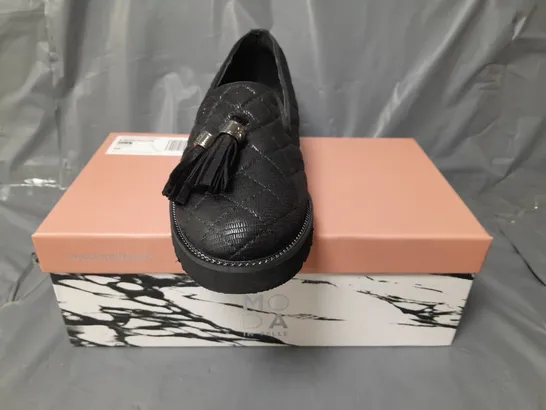 BOXED PAIR OF MODA IN PELLE QUILTED LOAFERS W. TASSEL IN BLACK SIZE 7