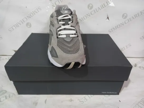 BOXED PAIR OF NEW BALANCE 725 TRAINERS IN GREY UK SIZE 9