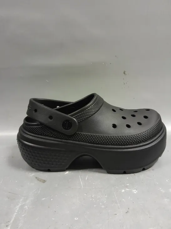 PAIR OF CROCS STOMP CLOGS IN BLACK - 5