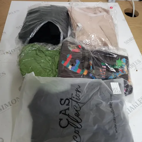 BOX OF APPROX. 40 ASSORTED CLOTHING VARYING IN SIZE/COLOUR/STYLE TO INCLUDE:  TOPS, JEANS, JUMPERS