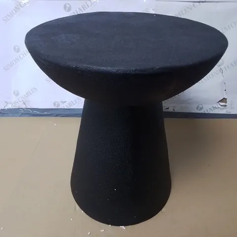 STONE EFFECT SIDE TABLE IN BLACK