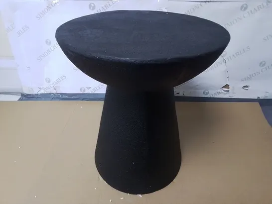 STONE EFFECT SIDE TABLE IN BLACK