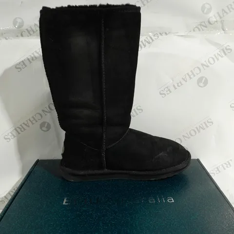 BOXED PAIR OF EMU WATER RESISTANT BOOTS IN BLACK - SIZE 6  