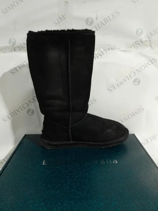 BOXED PAIR OF EMU WATER RESISTANT BOOTS IN BLACK - SIZE 6  