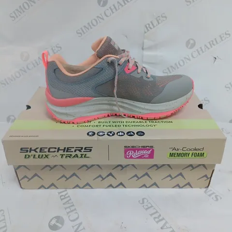 BOXED PAIR OF SKECHERS D'LUX TRAIL RELAXED FIT TRAINERS - 5