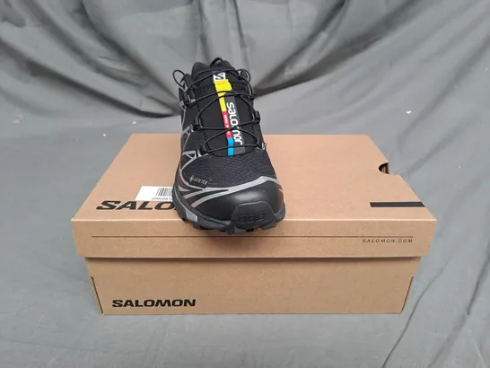 BOXED PAIR OF SALOMONGORE-TEX OUTDOOR PLEIN AIR TRAINERS IN BLACK/SILVER SIZE 3.5