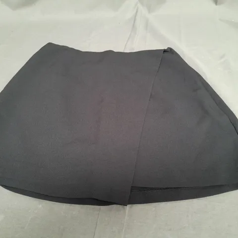 ABERCROMBIE & FITCH BLACK SKIRT WITH UNDER SHORTS - SMALL