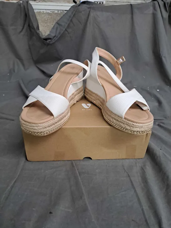 V BY VERY WEDGE SANDALS WHITE SIZE 5