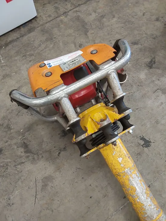 ROBEL 62.05 2 STROKE VERTICAL TAMPER - RAILWAY MAINTENANCE TOOL