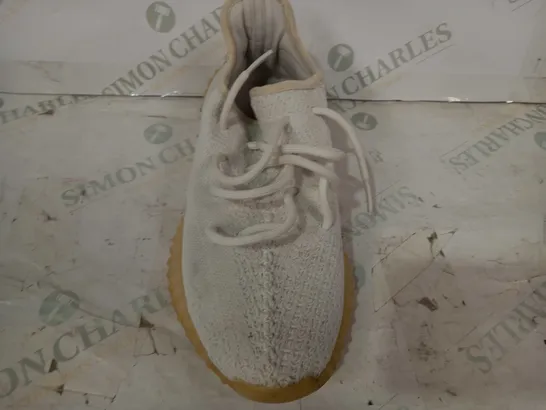 BOXED PAIR OF YEEZY BOOST 350 V2 SHOES IN WHITE UK SIZE 7.5