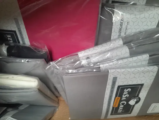 BOX OF APPROXIMATELY 15 ASSORTED SASA CRAZE BEDDING ITEMS TO INCLUDE PILLOWS AND SHEETS IN VARIOUS COLOURS