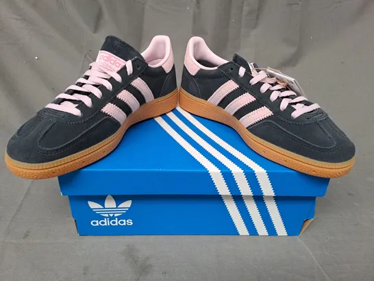 BOXED PAIR OF ADIDAS HANDBALL SPEZIAL W SHOES IN COAL/PINK UK SIZE 4