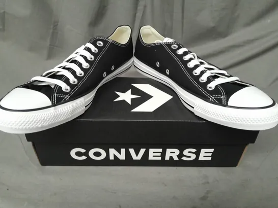 BOXED PAIR OF CONVERSE ALL STAR LOW SHOES IN BLACK/WHITE UK SIZE 9