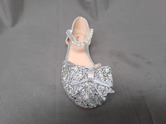 BOXED PAIR OF DESIGNER CLOSED TOE FLAT SHOES IN METALLIC SILVER W. SEQUIN & PEARL DETAIL EU SIZE 36