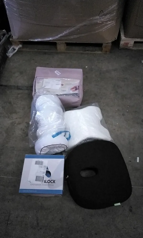 PALLET OF ASSORTED HOUSEHOLD GOODS TO INCLUDE PREGNANCY PILLOW, KNEE PILLOW, AND SUPPORT SEAT PILLOW ETC.