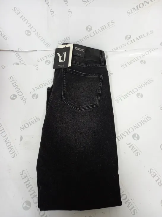 Y.A.S MEDIUM WAIST GIRLFRIEND FIT DENIM JEANS SIZE W32