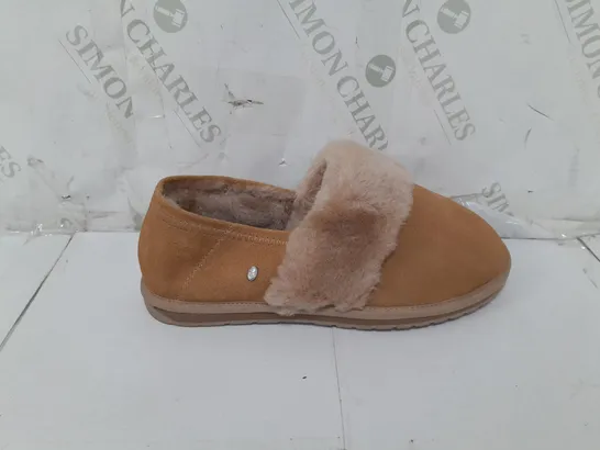 PAIR OF EMU AUSTRALIA SLIPPERS IN CAMEL SIZE 7