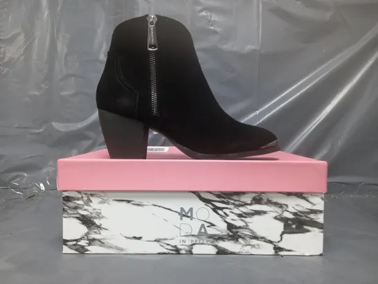 BOXED PAIR OF MODA IN PELLE DANIA SUEDE WESTERN BOOTS IN BLACK SIZE 5