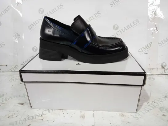 BOXED PAIR OF MIISTA LOW HEEL LOAFERS IN BLACK/BLUE EU SIZE 39