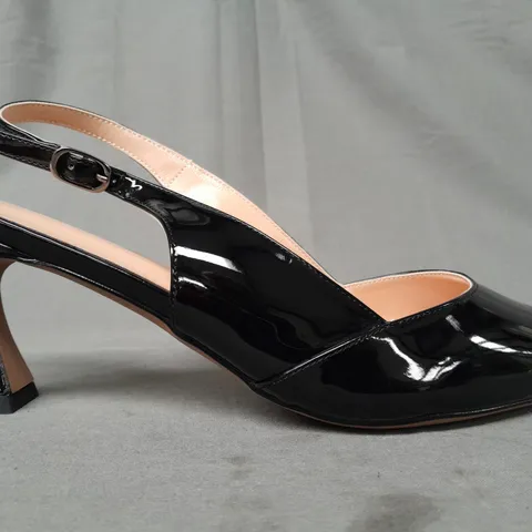 BOXED PAIR OF DESIGNER POINTED TOE SLINGBACK HEELS IN GLOSSY BLACK EU SIZE 40.5