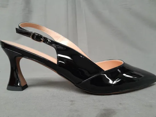 BOXED PAIR OF DESIGNER POINTED TOE SLINGBACK HEELS IN GLOSSY BLACK EU SIZE 40.5