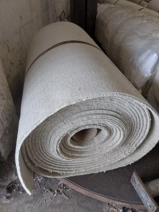 ROLL OF QUALITY RARE BREEDS NORFOLK HORN CARPET // SIZE: APPROX 0.97 X 17.54m