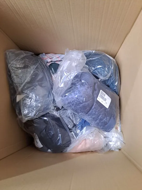 BOX OF APPROX 20 ASSORTED CLOTHING ITEMS TO INCLUDE - BAG, JUMPER, SOCKS ETC