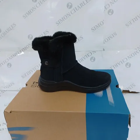 BOXED SKECHERS BLACK ON THE GO BOOTS- SIZE 3.5