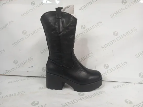 BOXED PAIR OF KOI BLOCK HEEL COWBOY STYLE BOOTS IN BLACK SIZE 4