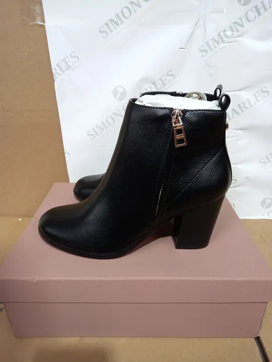 PAIR OF BOXED CARVELA BLACK SYNTHETIC ANKLE BOOTS SIZE 37